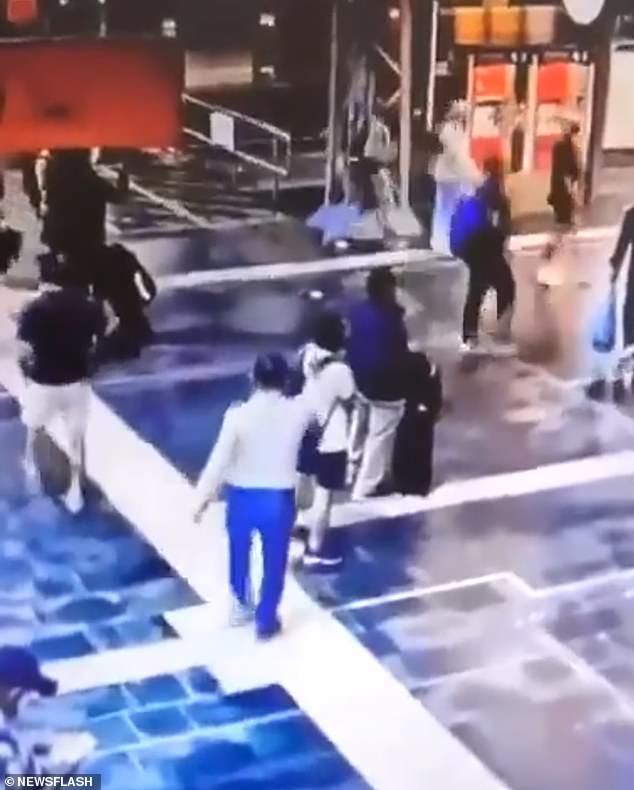 Las imágenes de CCTV muestran al sospechoso, de 54 años, acercándose al hombre de 27 años por detrás en la concurrida estación central de Frankfurt, en el estado alemán de Hesse, alrededor de las 9 p. m. del 20 de agosto.