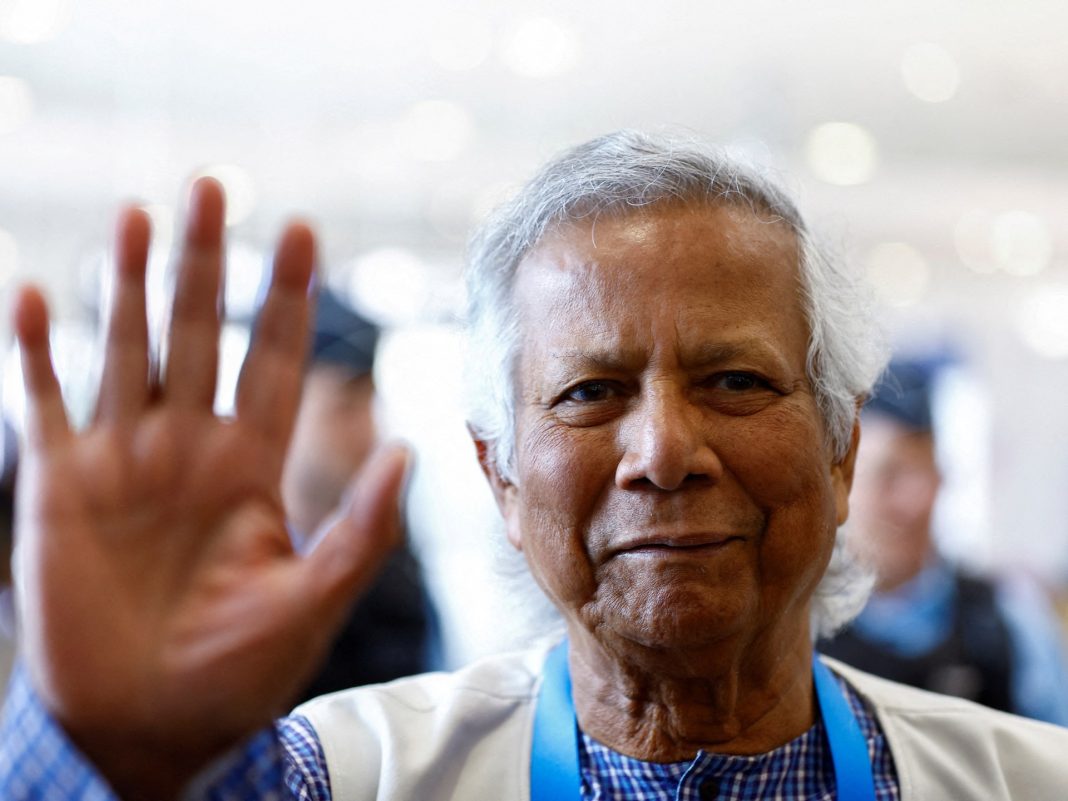 El ganador del Nobel Yunus regresa a casa mientras Bangladesh se prepara para un gobierno interino
