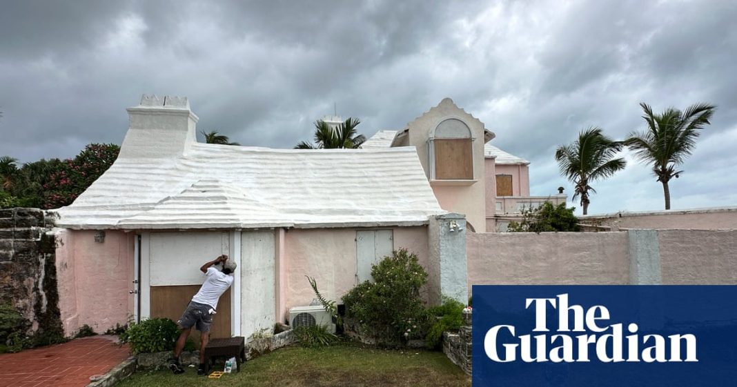 El huracán Ernesto se acerca a Bermudas en medio de advertencias de inundaciones mortales
