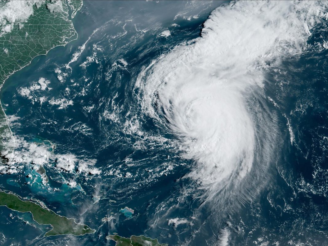 El huracán Ernesto toca tierra en Bermudas mientras los residentes se refugian
