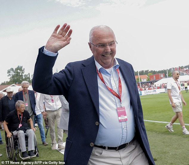 El exentrenador de la selección nacional de fútbol de Inglaterra, Sven-Goran 'Svennis' Eriksson, es homenajeado por su labor en el club local Degerfors en junio. Su muerte fue anunciada hoy