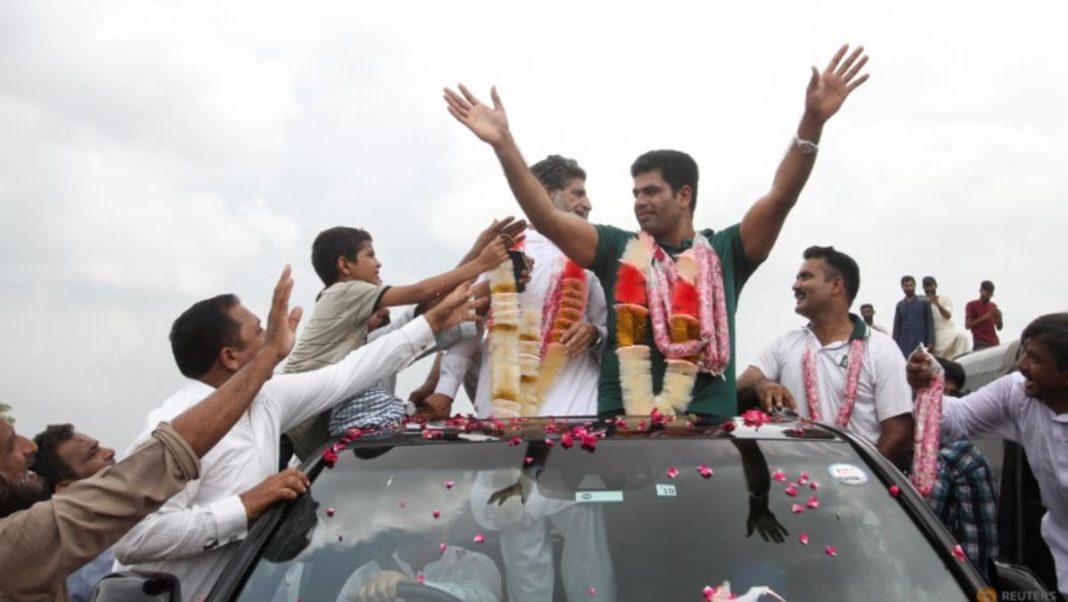 El medallista de oro Nadeem trae a casa la primera medalla de atletismo de Pakistán para recibirlo como un héroe
