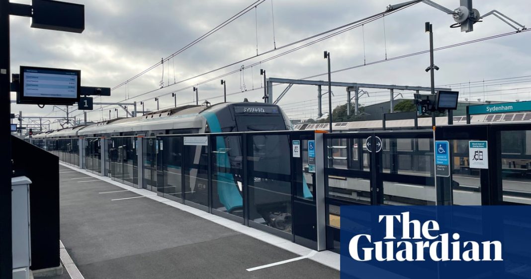 El metro de Sídney da la bienvenida a los viajeros a bordo de una nueva sección subterránea de la ciudad
