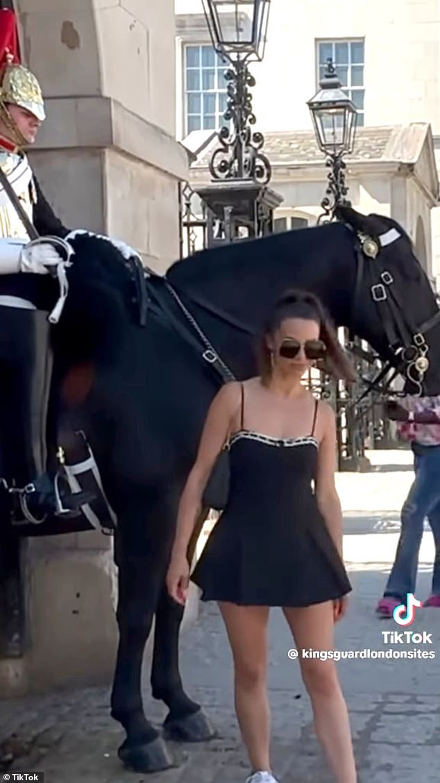 Las vacaciones de Scheana Shay en Londres a principios de julio tuvieron un desafortunado contratiempo después de que un caballo de la Guardia Real intentó morderla.