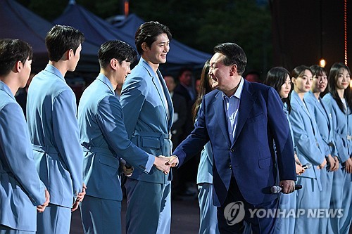 President Yoon hails Olympians' courage, expresses support at ceremonial event