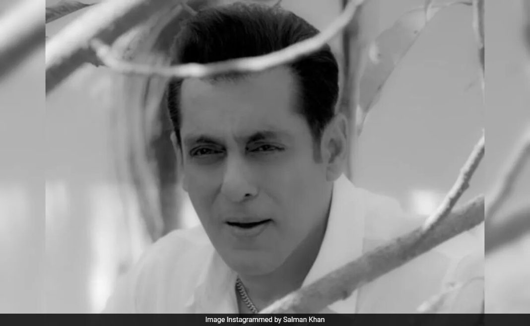 El regalo musical de Salman Khan - <i>Eres mía</i> En colaboración con el sobrino Aayan Agnihotri
