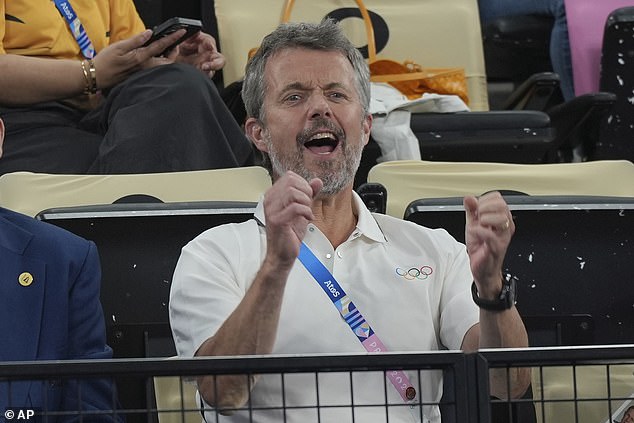 El rey Frederik X ofrece una exhibición animada en el partido de semifinales de bádminton de dobles masculino el viernes