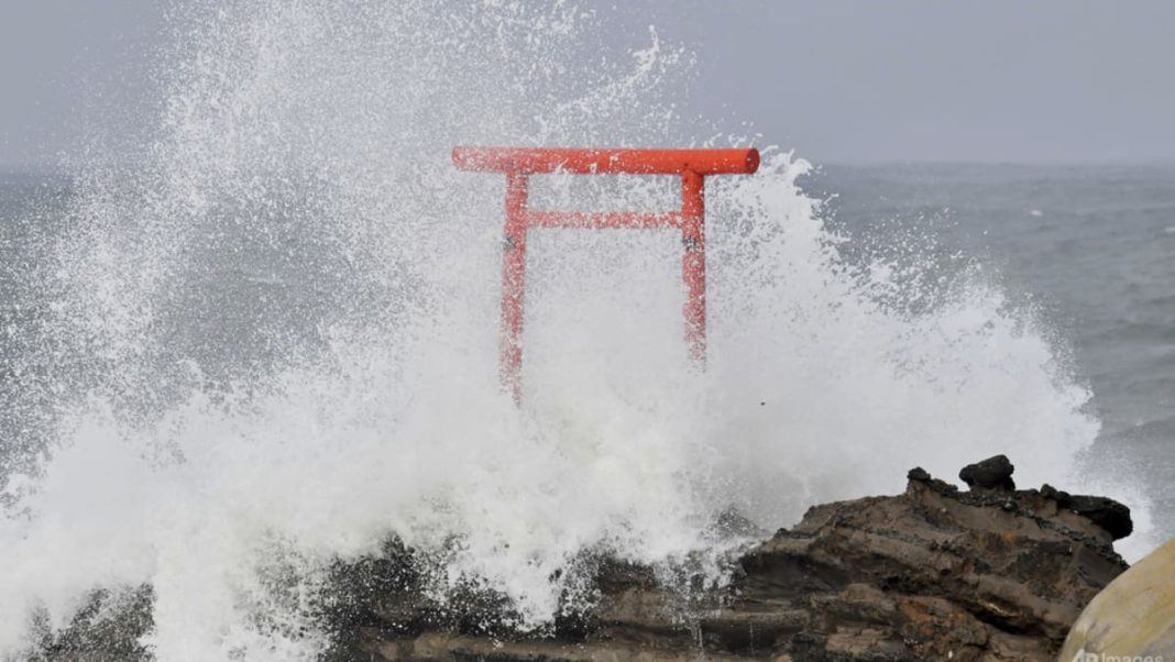 El tifón Ampil se aleja de Japón y permite reanudar los trenes y algunos vuelos
