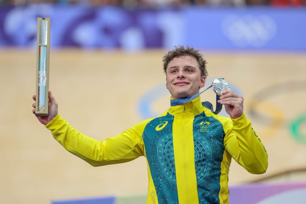 El velocista británico desaparecido regresa cuando el medallista olímpico Matthew Richardson cambia de nacionalidad
