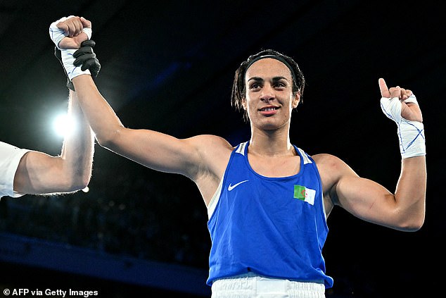 Se ve a Imane Khelif de Argelia celebrando después de vencer a Janjaem Suwannapheng en su semifinal de París 2024 el 14 de agosto en su camino hacia el oro olímpico en la final femenina de 66 kg.