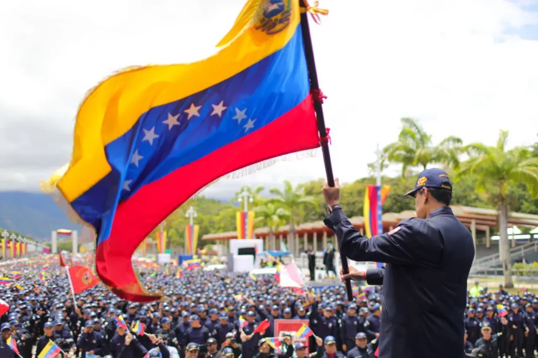 En medio de manifestaciones en apoyo al presidente reelecto Maduro, venezolanos celebran el Día de la Bandera Nacional - teleSUR
