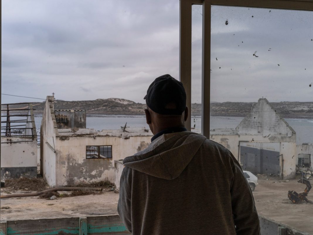 En un pueblo de Sudáfrica, un pastor marino solitario guía pequeñas embarcaciones hasta su hogar
