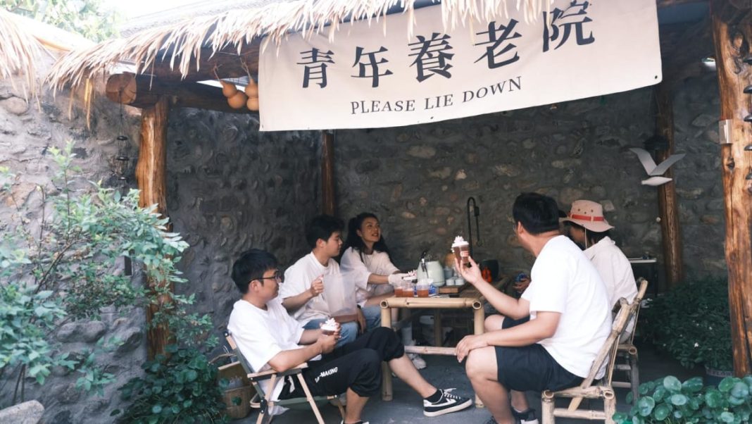 'Estación de recarga para la vida moderna': por qué los jóvenes chinos acuden en masa a las 'residencias de ancianos'
