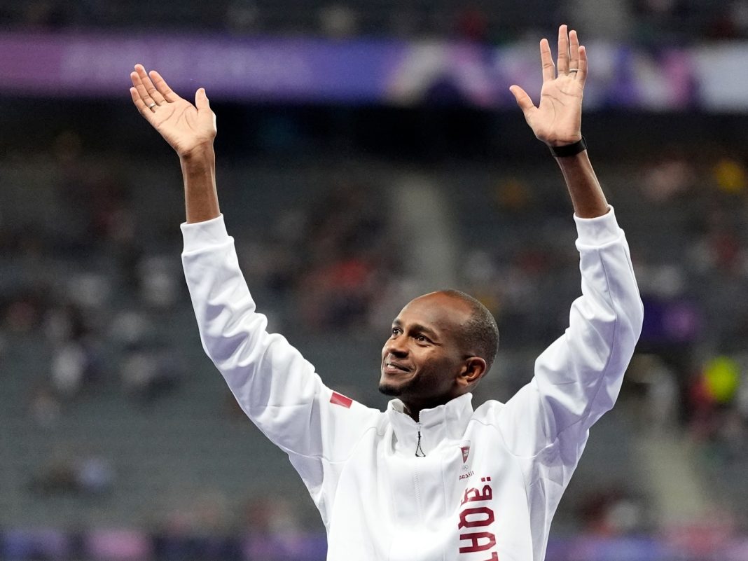 Estados Unidos acumula oro en relevos; el qatarí Barshim se despide con bronce en salto de altura
