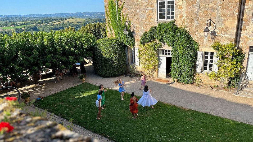 Este campamento de verano solo para mujeres en Francia tiene una lista de espera de 11.000 personas
