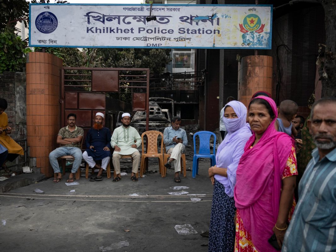 Estudiantes y otros musulmanes protegen templos e iglesias en medio de disturbios en Bangladesh
