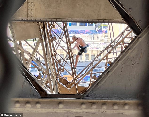 El hombre sin camisa fue visto escalando la torre de 1.083 pies (330 metros) esta tarde.