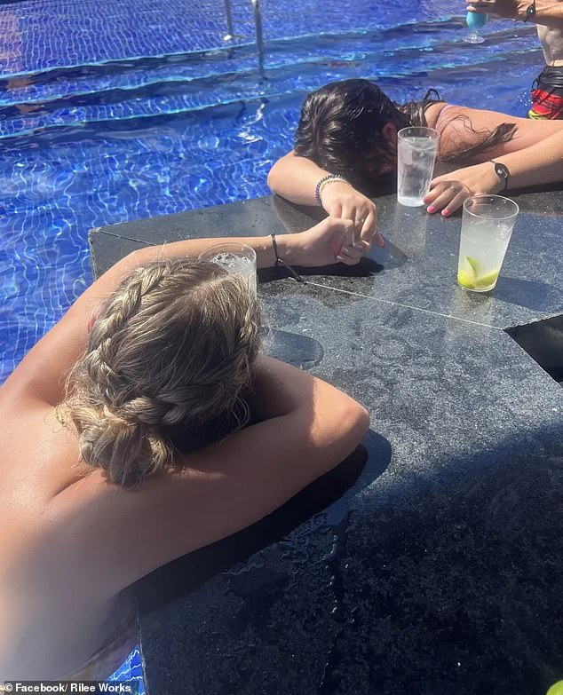 Una aterradora fotografía muestra el momento en que dos estudiantes universitarios de Oklahoma fueron drogados en un bar en la piscina de Cancún