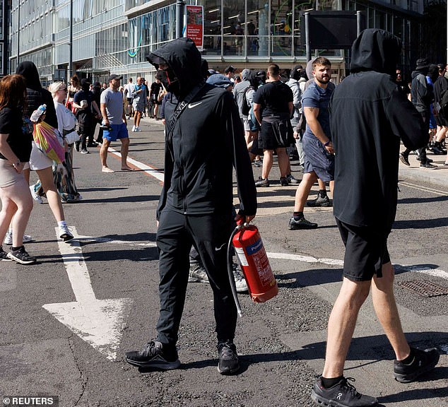 Un manifestante sostiene un extintor de incendios en Liverpool, donde se han producido tensos enfrentamientos con la policía.