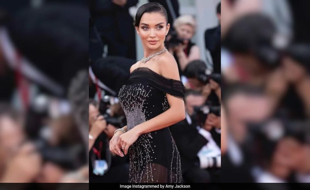 Festival de Cine de Venecia 2024: la recién casada Amy Jackson camina por la alfombra roja con estilo
