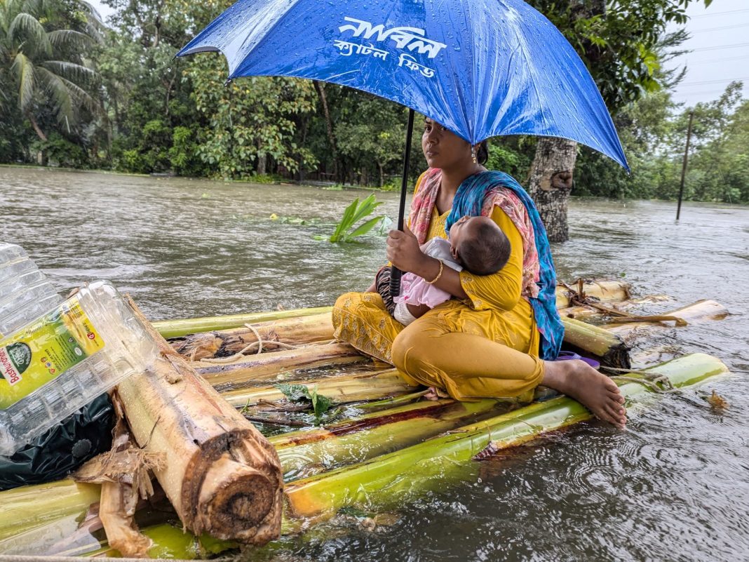 Fotos: Inundaciones mortales dejan a millones de personas varadas en Bangladesh
