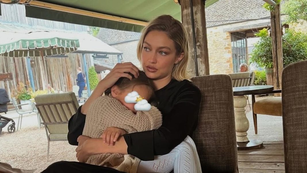 Gigi Hadid revela fotos raras de ella y la hija de Zayn Malik, Khai, luciendo una bata personalizada de Versace
