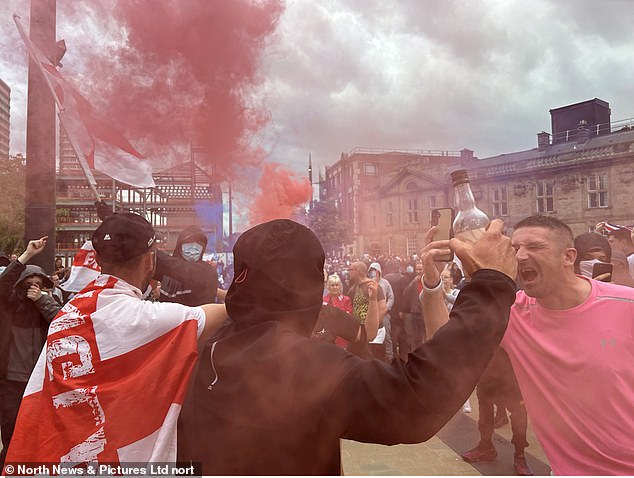 Manifestantes ataviados con banderas inglesas lanzaron bengalas en el centro de Sunderland