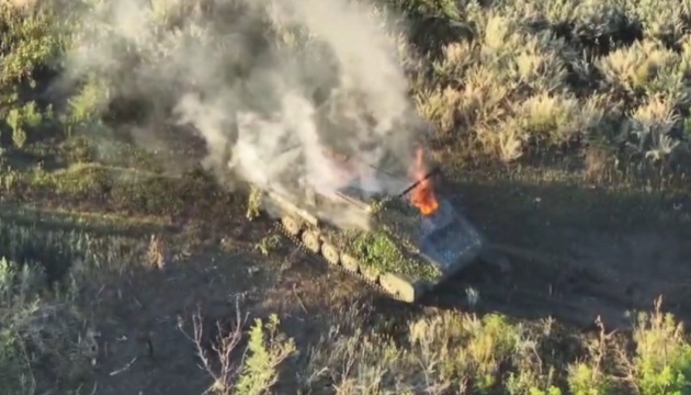 Guardias fronterizos ucranianos muestran drones de ataque en acción de combate cerca de Kramatorsk
