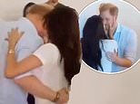 Harry deja que sus caderas hablen (por una vez) mientras él y Meghan disfrutan de un baile de salsa muy apasionado antes de compartir un beso apasionado.
