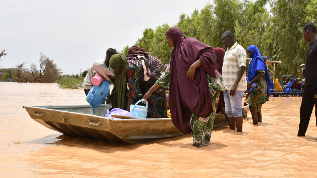 “Hay que coger una canoa”: la capital de Níger, Niamey, aislada por las inundaciones
