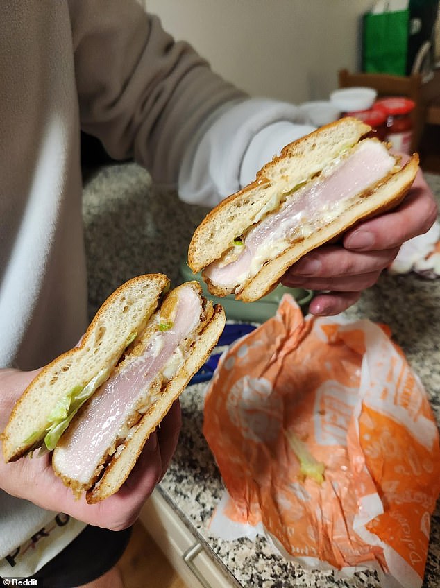 Un hombre publicó sobre su hamburguesa de pollo crudo (en la foto) que le sirvieron en un Hungry Jacks de Brisbane el domingo por la noche