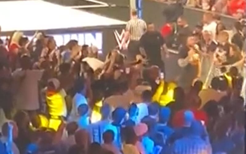 Imágenes nunca antes vistas de Roman Reigns yéndose después de una paliza durante el SmackDown del 16 de agosto de la WWE
