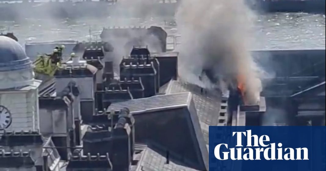 Incendio de Somerset House: 100 bomberos combaten el incendio en un centro de arte de Londres
