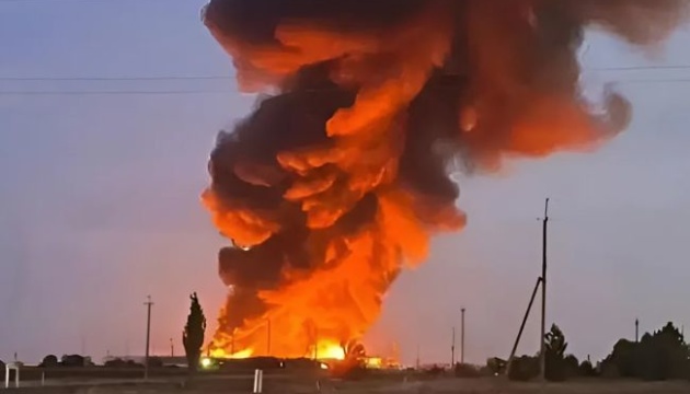 Incendio en depósito de petróleo ruso por segundo día consecutivo tras ataque con drones
