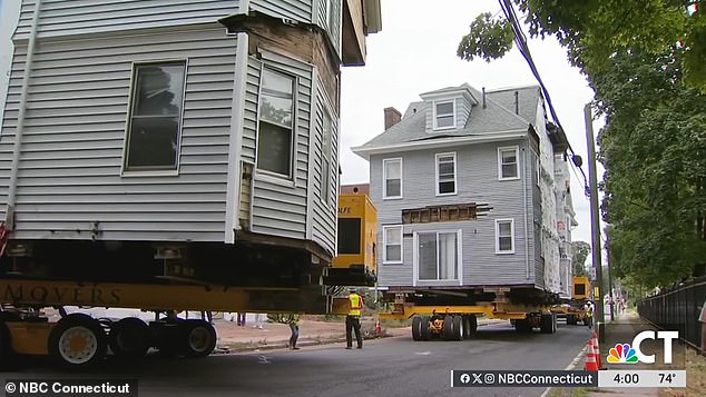 Los residentes de Hartford, Connecticut, se reunieron el jueves para ver cómo se movían cuatro casas históricas por las calles