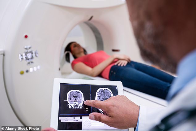 Un nuevo método para diagnosticar el autismo comienza con un mapeo cerebral estándar a través de imágenes por resonancia magnética o MRI (en la foto de arriba), pero vuelve a analizar esos escaneos a través de IA para detectar los movimientos de proteínas, nutrientes y otros procesos en el cerebro que indican la condición.