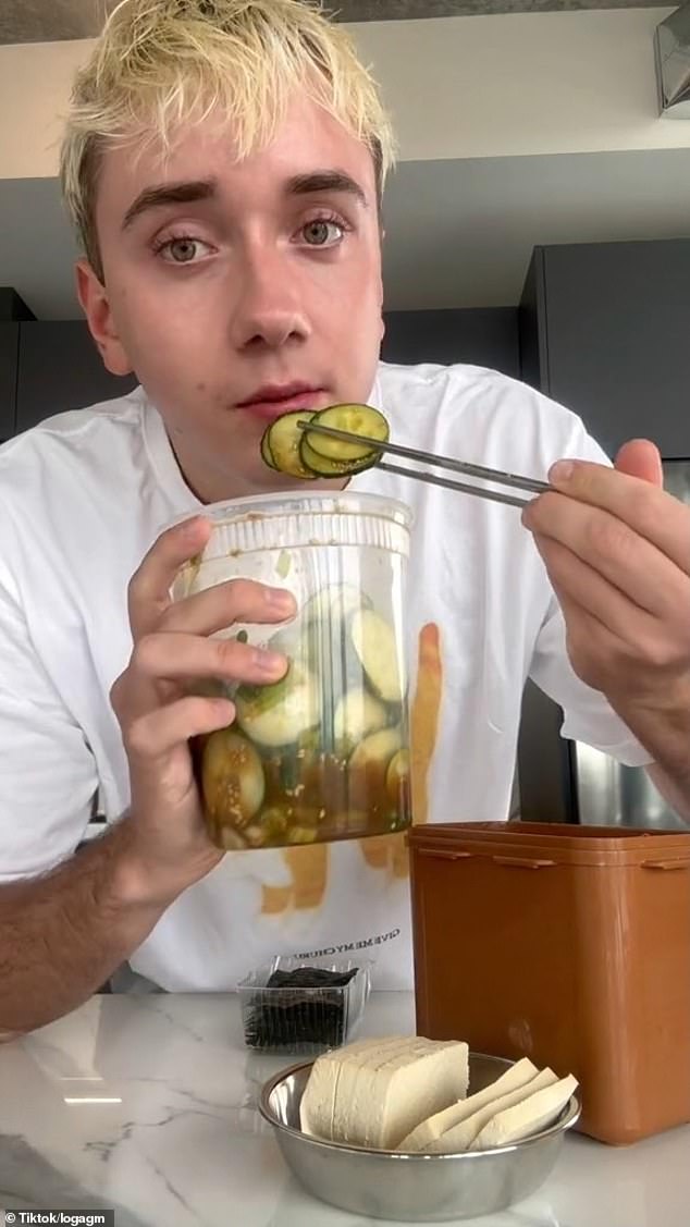 El influencer canadiense Logan Moffitt ha desatado una ola mundial de picado, encurtido y triturado al compartir recetas virales de ensaladas de pepino preparadas en recipientes de plástico.