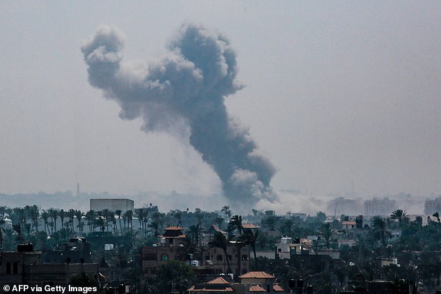 El humo se eleva sobre Deir al-Balah tras el bombardeo israelí del 17 de agosto