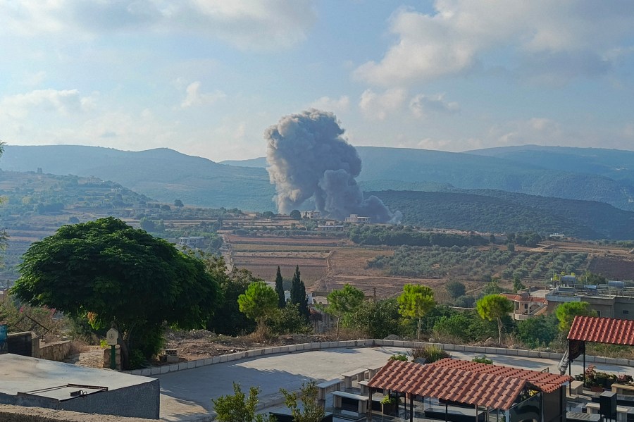 Israel y Hezbolá intercambian intensos disparos antes de retirarse, sacudiendo una región preparada para la guerra
