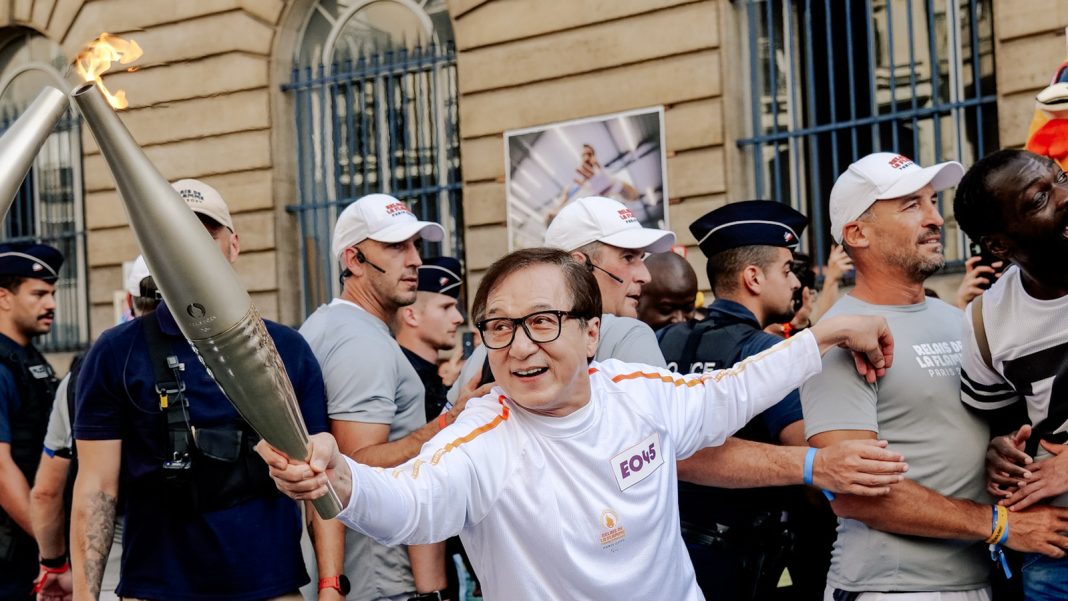 Jackie Chan lleva la antorcha antes de los Juegos Paralímpicos de París; los fanáticos dicen que debería haber sido él quien la llevó en los Juegos Olímpicos. Ver fotos
