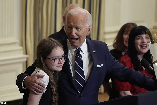 El presidente Joe Biden le canta feliz cumpleaños a Miriam Butorin, de 13 años, después de pronunciar un discurso sobre un intercambio de prisioneros con Rusia desde el Comedor de Estado de la Casa Blanca