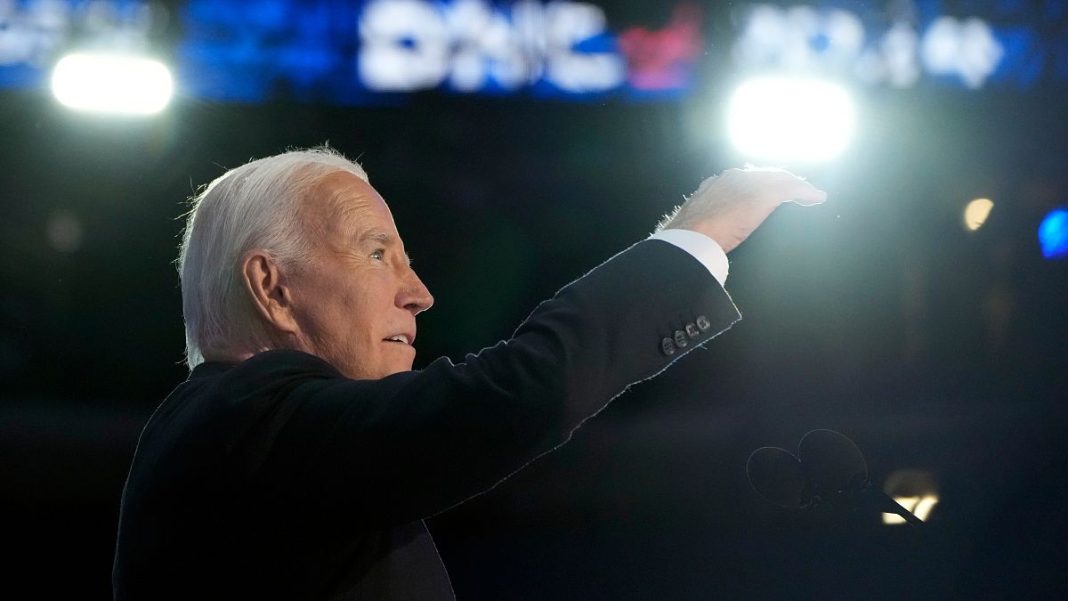 Joe Biden es recibido como un héroe por los demócratas en la convención de Chicago
