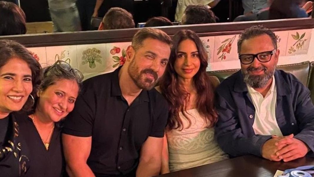 John Abraham sonríe en la fiesta de éxito de Vedaa, su esposa Priya Runchal comparte nuevas fotos
