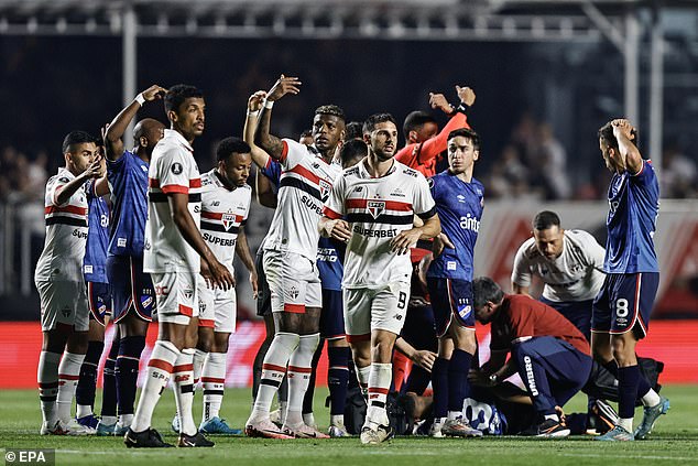 Los jugadores piden desesperadamente atención médica luego de que Juan Izquierdo colapsara en el campo la semana pasada