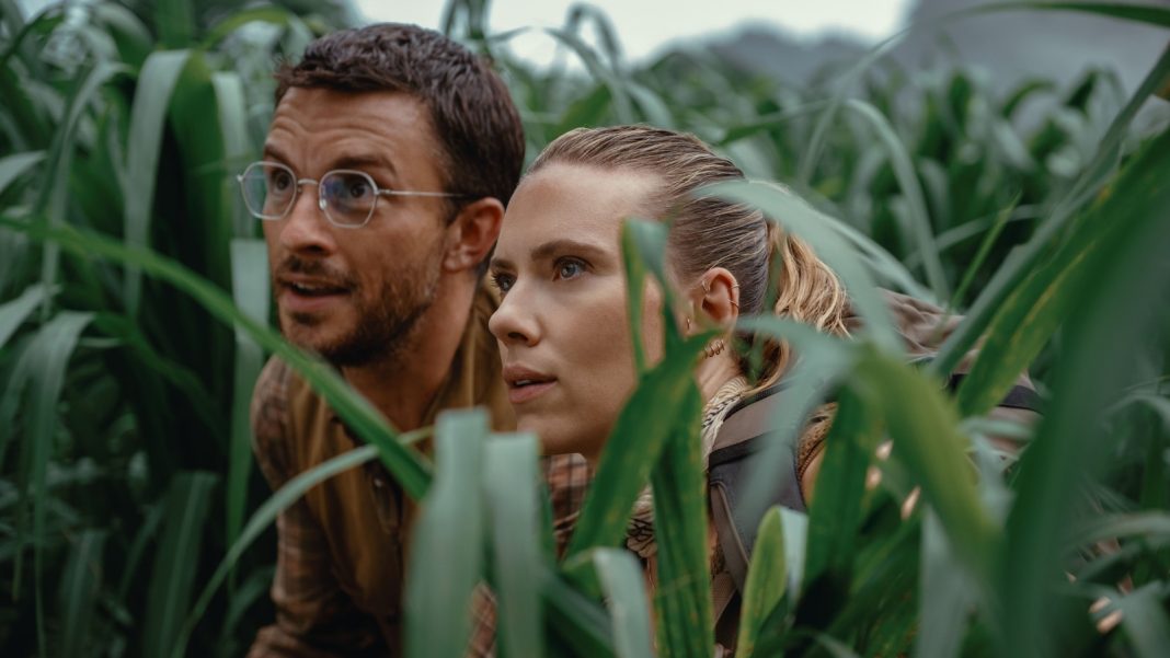 Jurassic World Rebirth: Scarlett Johansson y Jonathan Bailey exploran una nueva era de dinosaurios en las primeras imágenes
