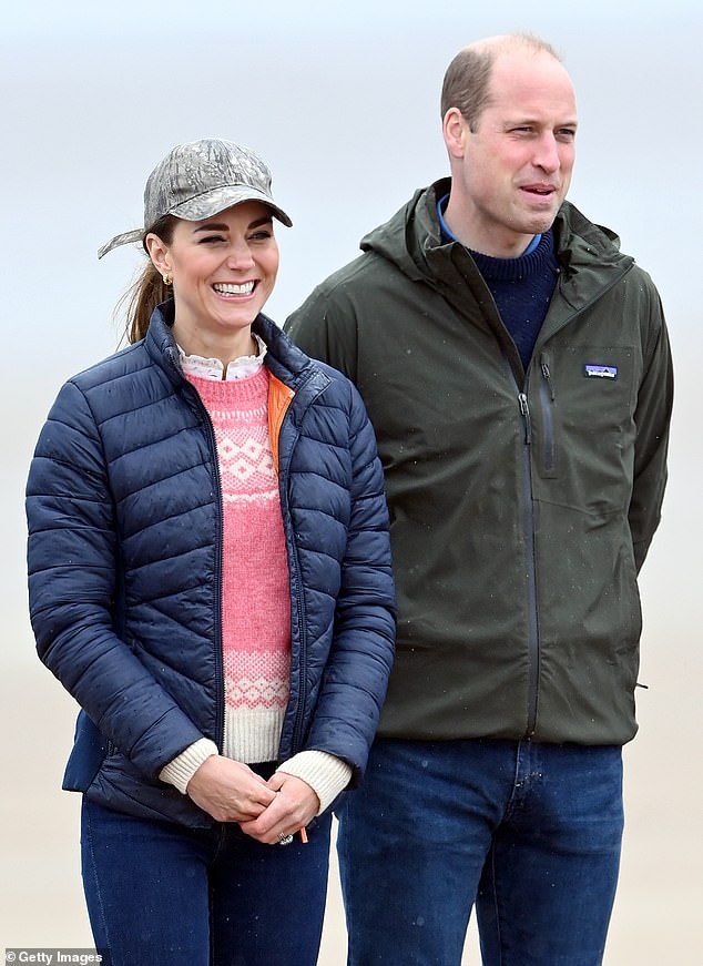 El príncipe Guillermo, príncipe de Gales, y Catalina, princesa de Gales, en la playa de West Sands después de participar en una sesión de navegación a vela en mayo de 2021 en St Andrews, Escocia