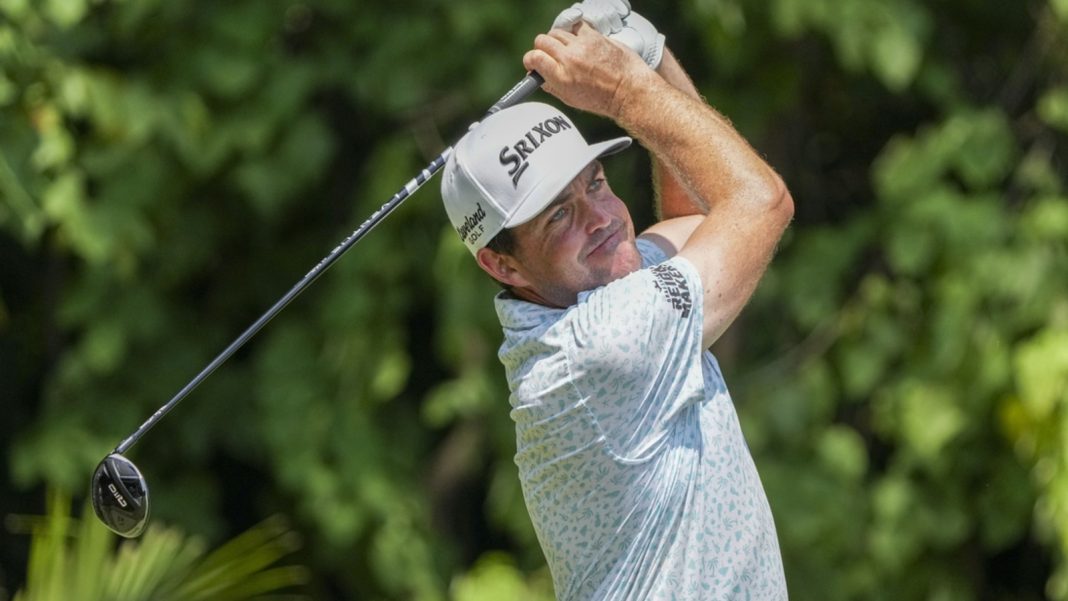 Keegan Bradley lidera el Campeonato BMW tras retraso por mal tiempo
