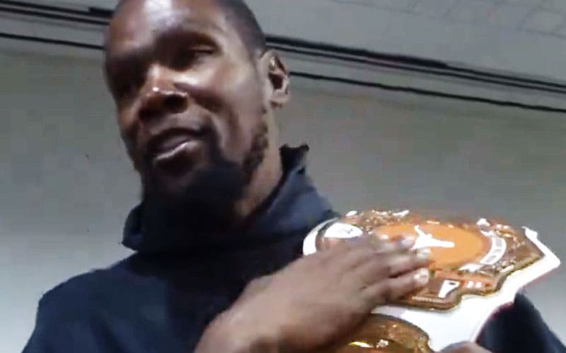 Kevin Durant recibe el Campeonato de la WWE de los Texas Longhorns de manos de Triple H
