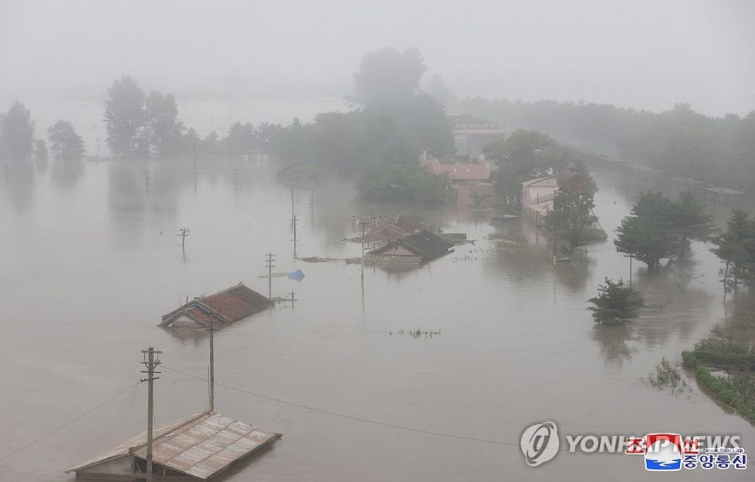 (LEAD) S. Korea proposes providing humanitarian aid to N. Korea over flood damage