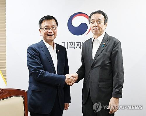 (LEAD) S. Korea, Japan discuss ways of strengthening economic ties